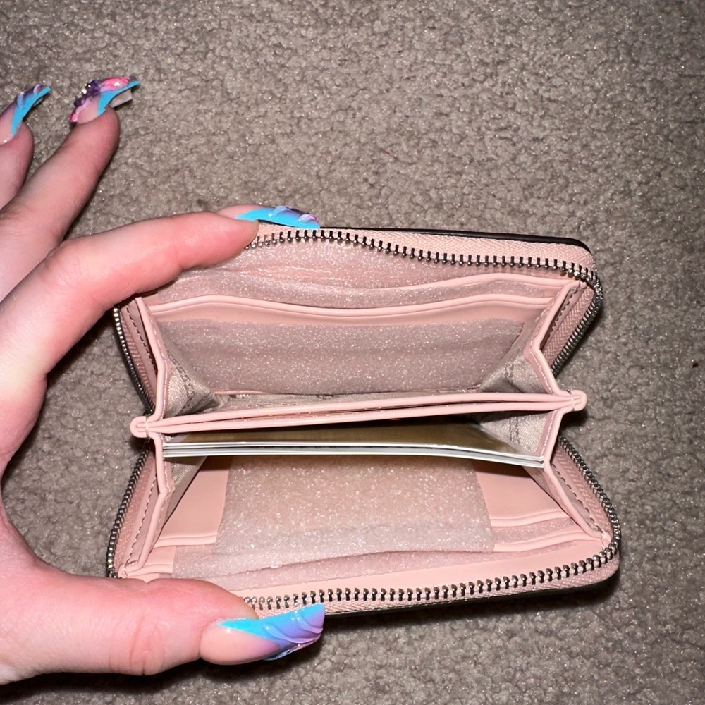 Mini Michael Kors Wallet. Never used with tags - Picture 3 of 3